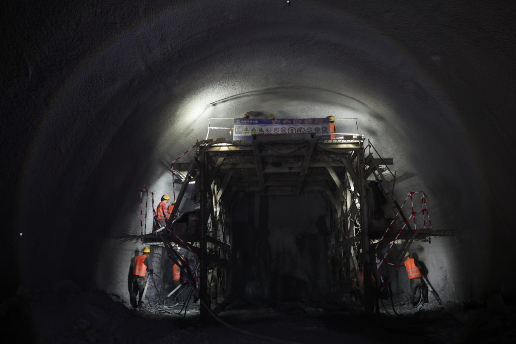 1月27日，由中铁七局承建的兰合铁路（兰州至合作）全线最长的隧道西固隧道进口至4号斜井的掌子面全部打通，标志着兰合铁路项目建设取得关键性进展。