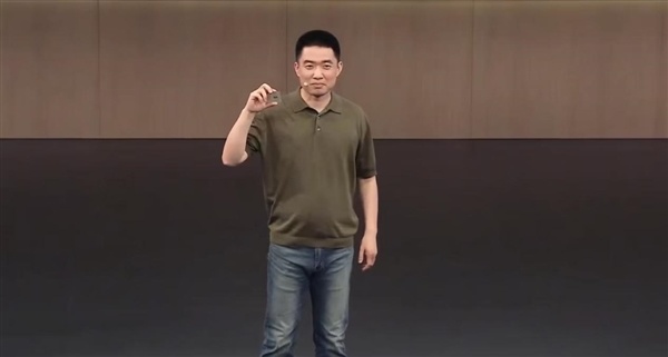 李念念高举马赫M100求合影：难忘标上全天下性能最强AI芯片
