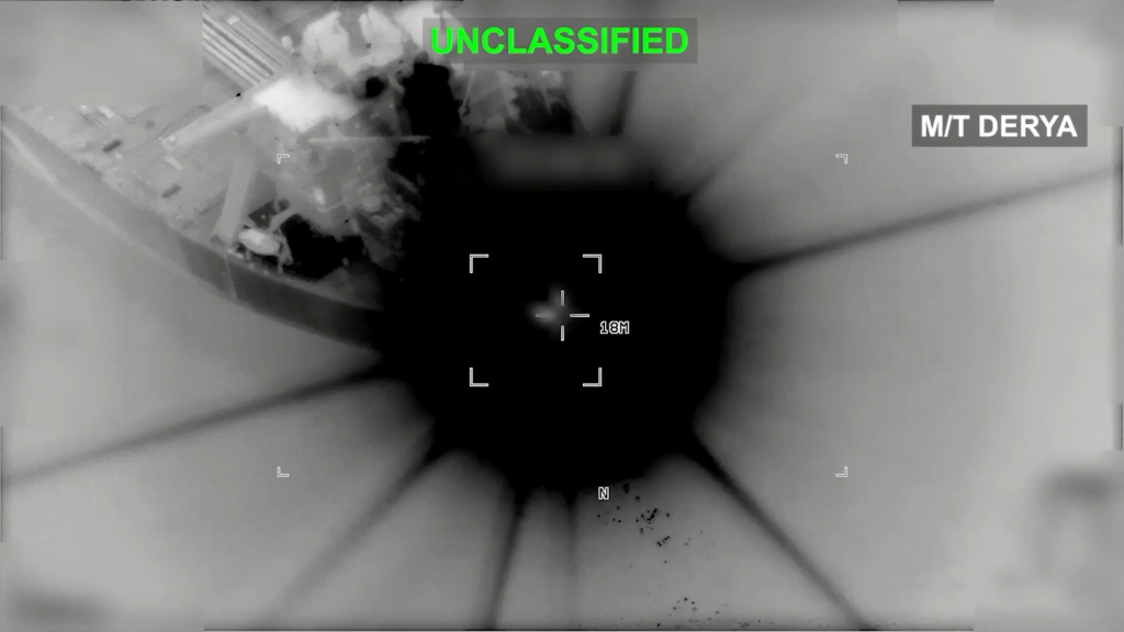 美军发布的视频显示对哈尔克岛附近的“德里亚”（Derya）号油轮实施打击。新华社 图