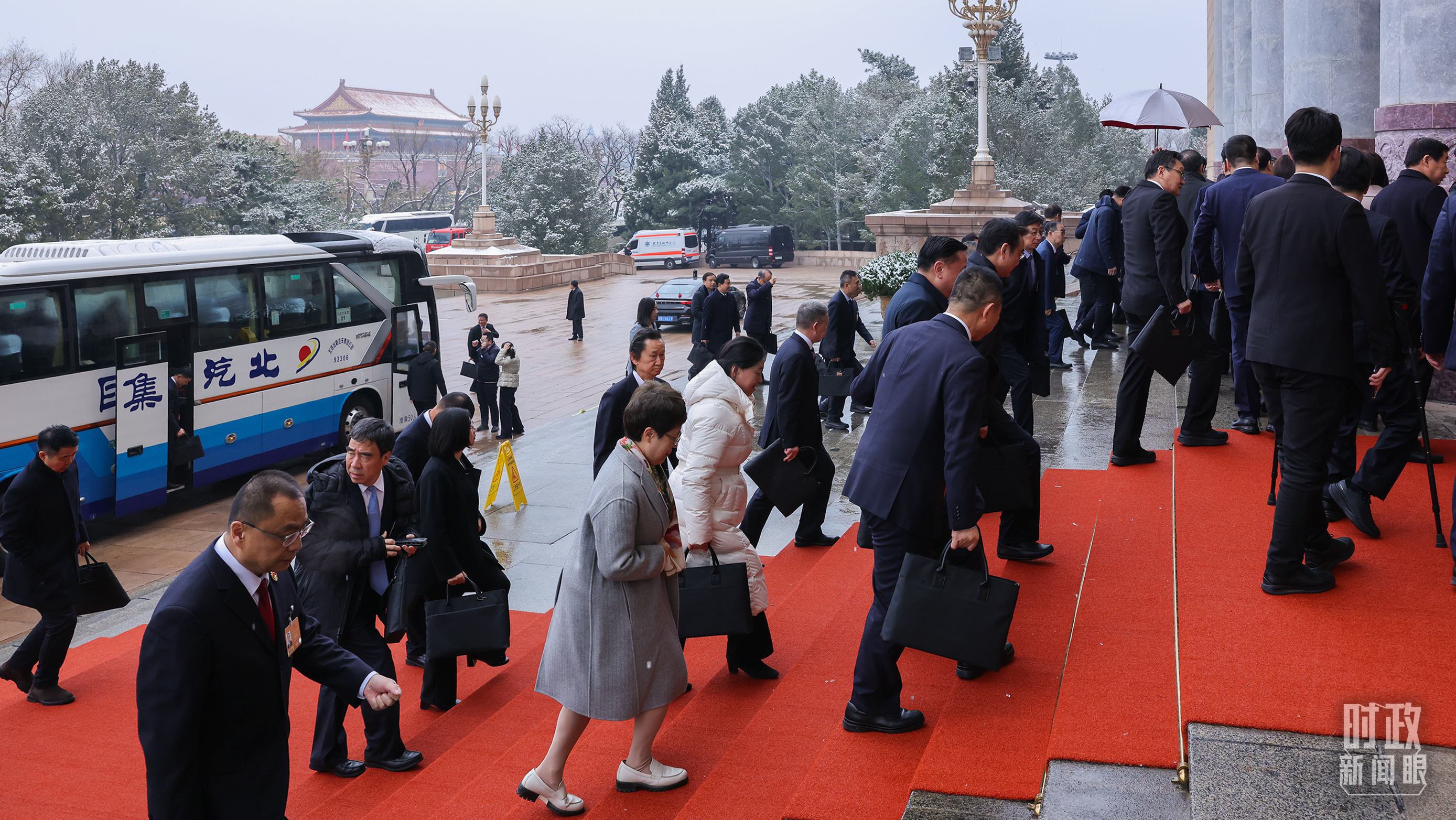 △江苏代表团抵达人民大会堂。（江苏省广播电视总台记者张正拍摄）