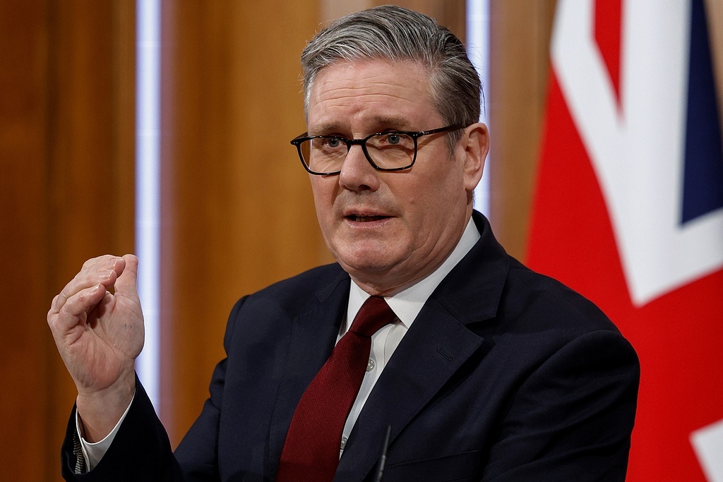 3月16日，英国首相斯塔默就中东局势发表讲话。（视觉中国）