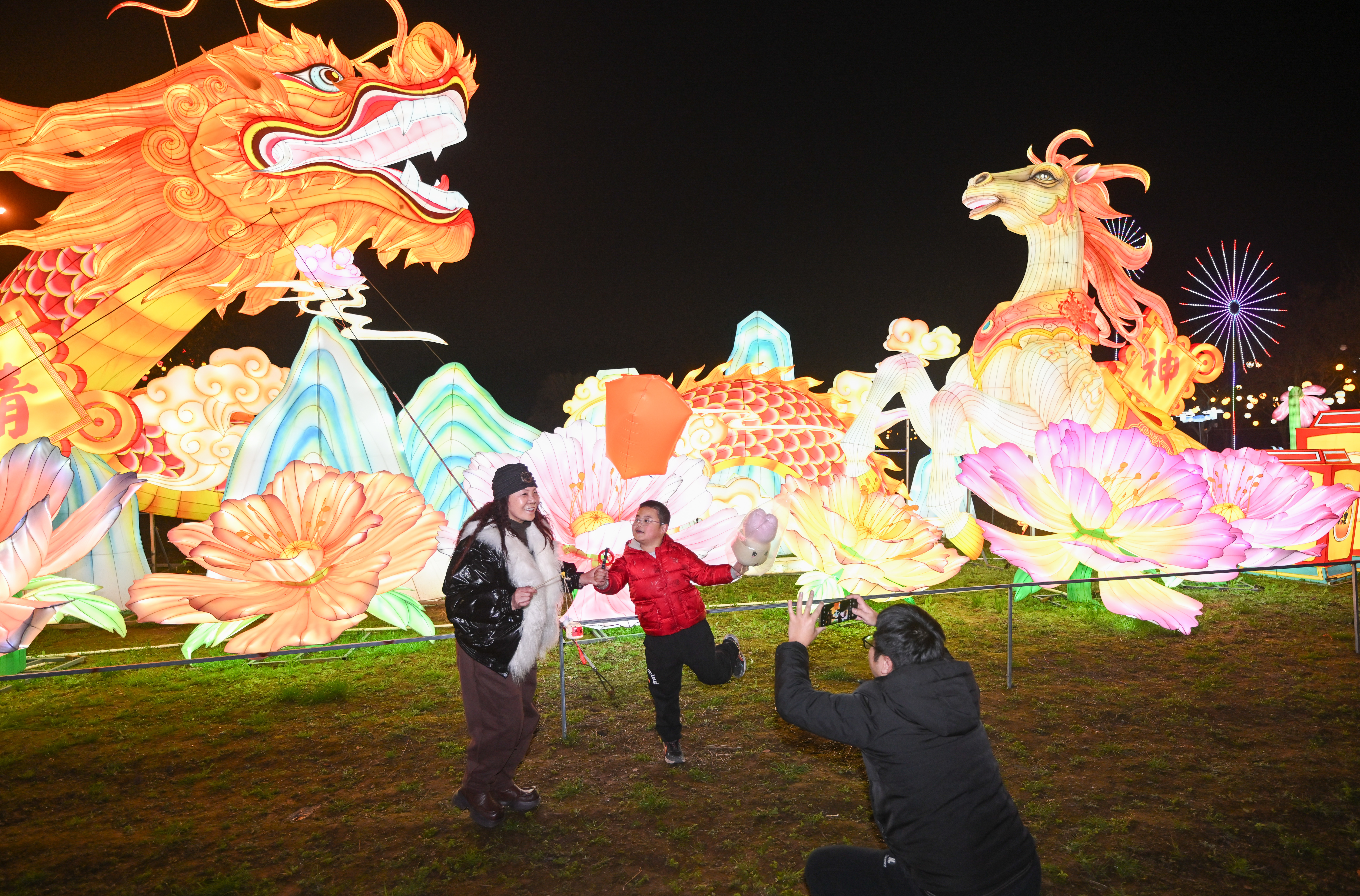 ▲铜梁第十二届龙灯艺术节现场，市民与《龙马精神》组灯合影。记者 谢智强 摄/视觉重庆