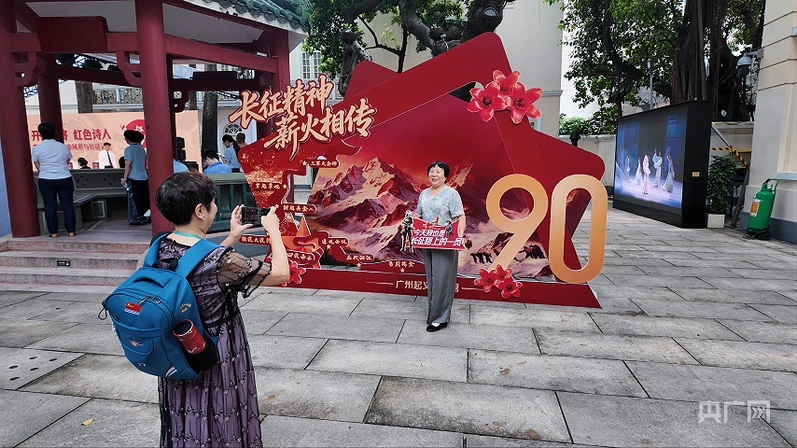 市民在广州起义纪念馆拍照打卡(央广网发 莫凡 摄)