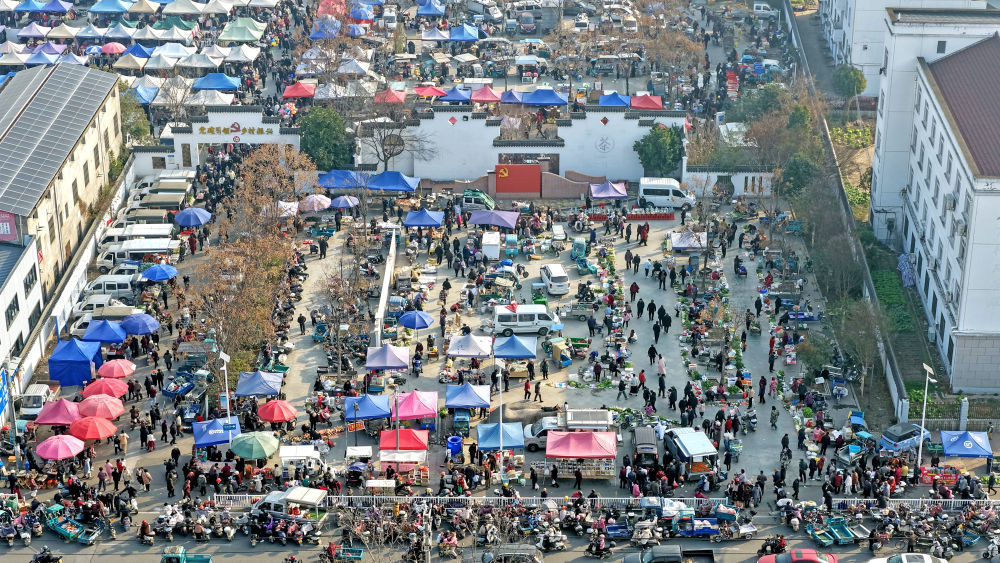 ⬆️1月25日,人们在浙江省台州市仙居县下各镇大集选购年货(无人机照片)。新华社发(王华斌摄)