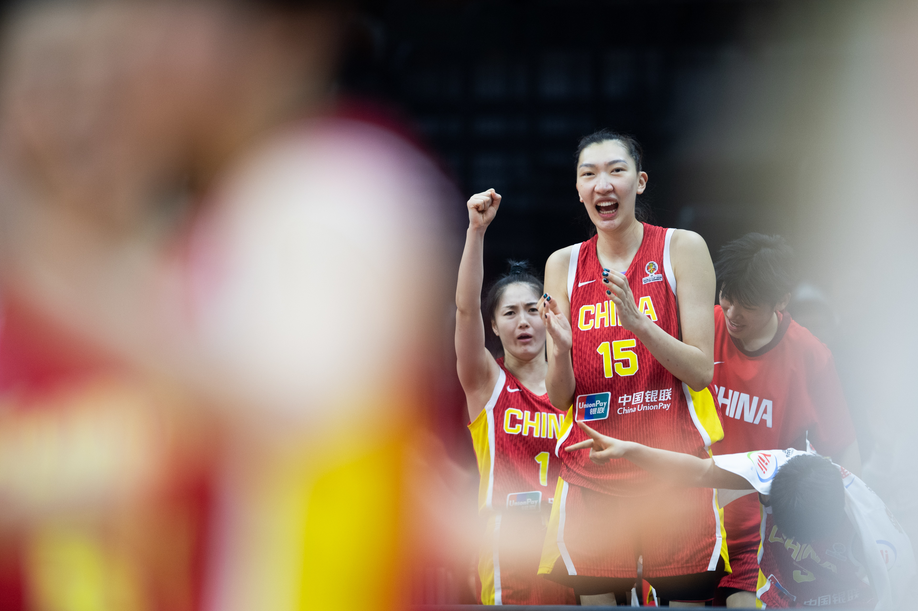 3月15日，中国队球员韩旭（中）在场边庆祝队友得分。新华社记者 肖艺九 摄