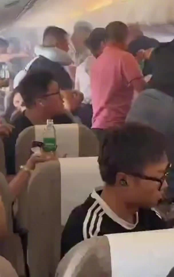 东航回应MU5128航班起火:系旅客手机挤压冒烟起燃