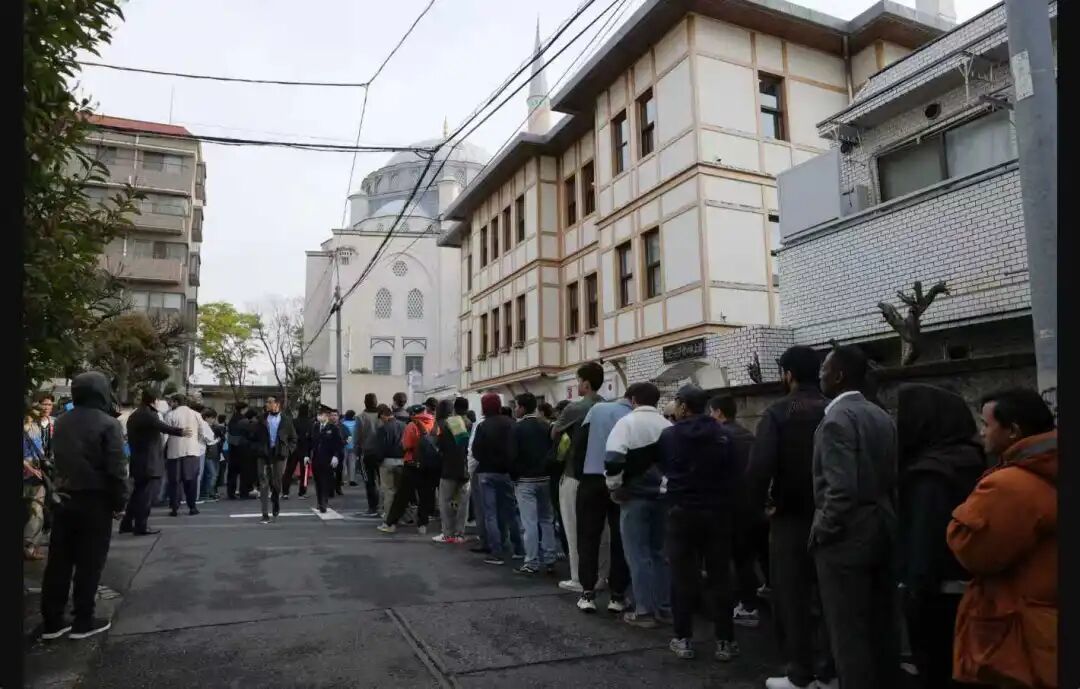 ◆2025年3月30日,穆斯林在东京大清真寺外排起长队等待进入,参加开斋节会礼。