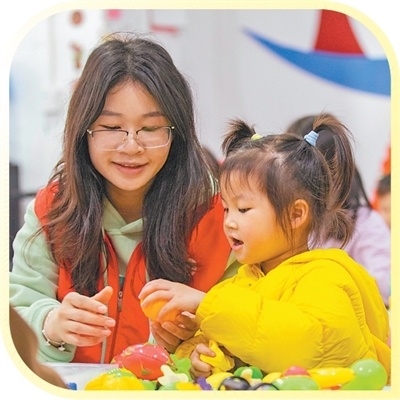 春假期间，贵州省从江县刚边壮族乡三百河社区公益托管班上，青年志愿者陪小朋友玩玩具。　