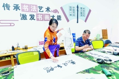 双桥新村社区书画活动室内，老年居民创作书法作品。 南京日报/紫金山新闻记者 沐剑平 摄