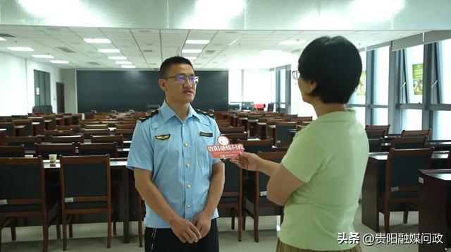 贵阳市市场监督管理局餐饮服务安全监督管理处处长宋家吉向问政记者介绍情况