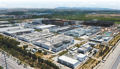 内蒙古自治区呼和浩特市和林格尔新区中国移动呼和浩特数据中心。新华社记者 李志鹏摄