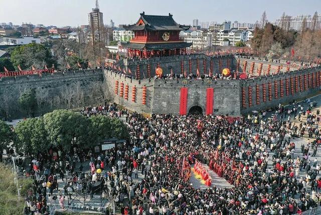 正月初一，2026年荆州新春开城大典启幕。新华社发（叶力铭 摄）
