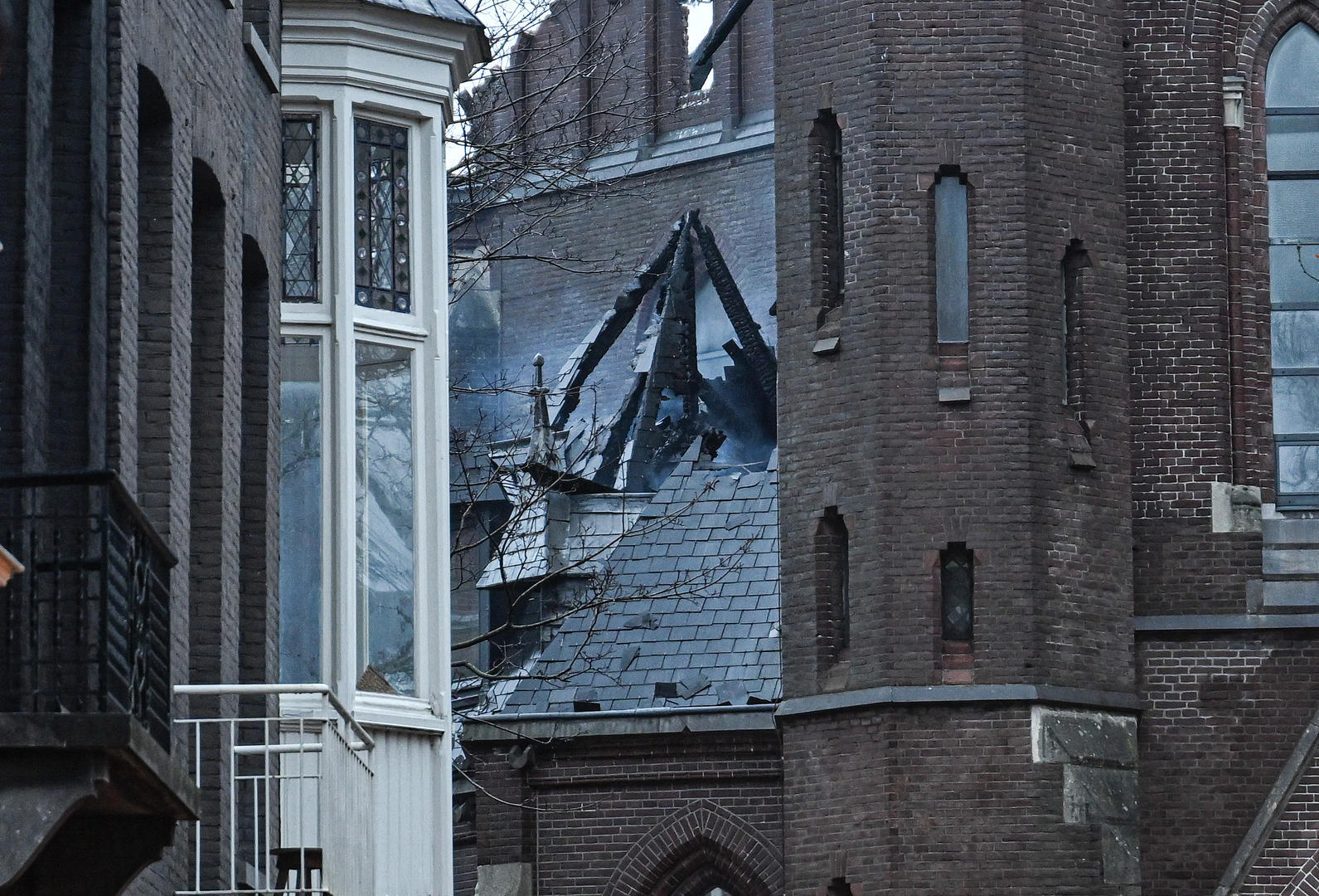 ▲当地时间2026年1月1日,荷兰阿姆斯特丹,新年之夜,阿姆斯特丹冯德尔教堂发生火灾 图据视觉中国