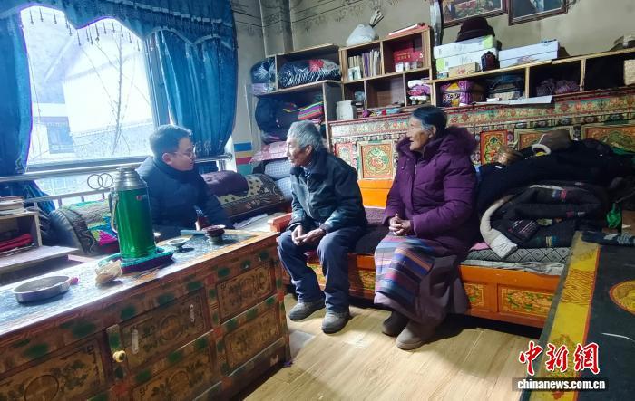 图为扎西江村(左一)在农牧民调研。扎西江村供图