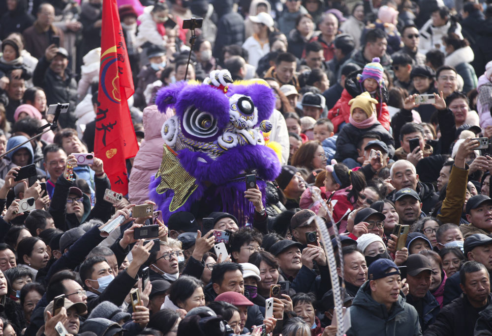 观众在新疆乌鲁木齐市水磨沟区观看英歌舞表演（2月21日摄）。新华社发（李文武 摄）