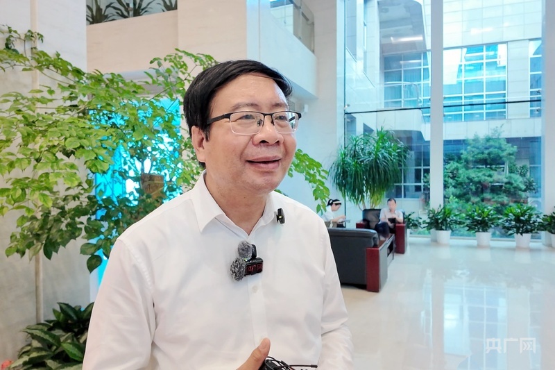 福建省政协常委叶道明讲述关于福州长乐国际机场出发层限时路段的建议(央广网记者 龚雯 摄)