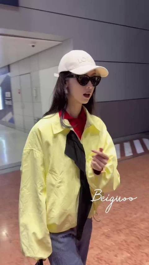 陈都灵巴黎到达股票配资相关网址，这身造型配色很大胆股票配资相关网址，陈都灵诠释得也好好!