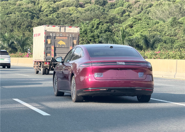 海洋网旗舰轿车 比亚迪海豹08实车曝光:大波浪尾灯异常醒目