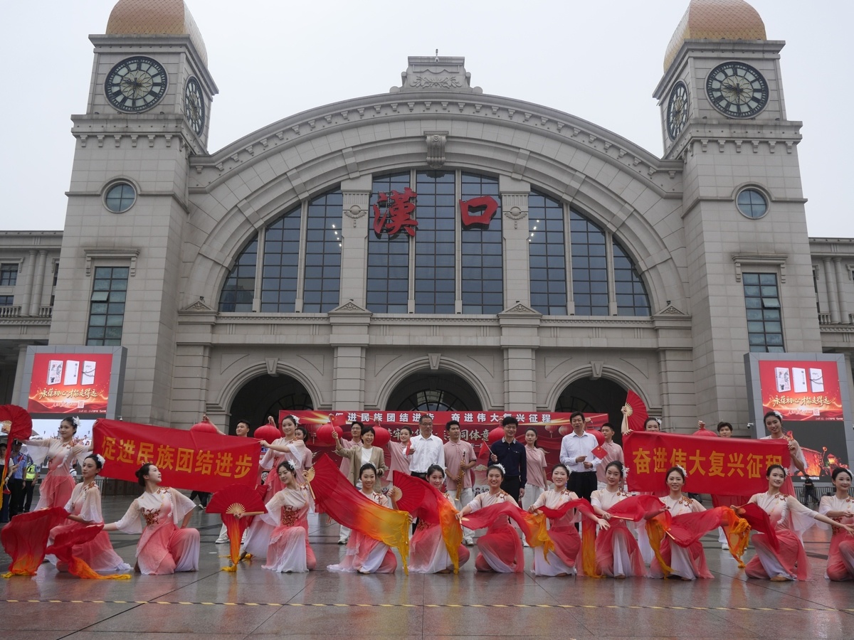 《灯火里的中国》结尾动作。谢紫莹 摄.JPG