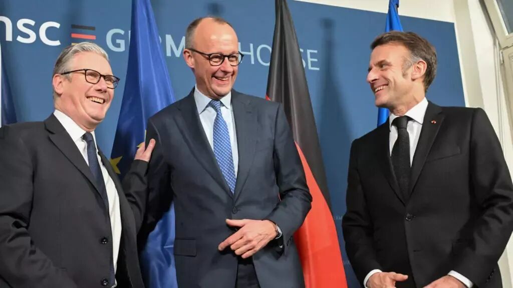 德国总理默茨、法国总统马克龙和英国首相斯塔默在2026年2月13日于德国慕尼黑举行的慕尼黑安全会议(MSC)开幕时合影留念。图:路透社