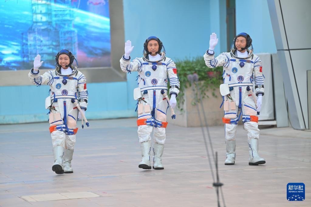 5月24日,神舟二十三号航天员乘组出征仪式在酒泉卫星发射中心问天阁圆梦园广场举行,左侧为黎家盈。新华社记者 才扬 摄