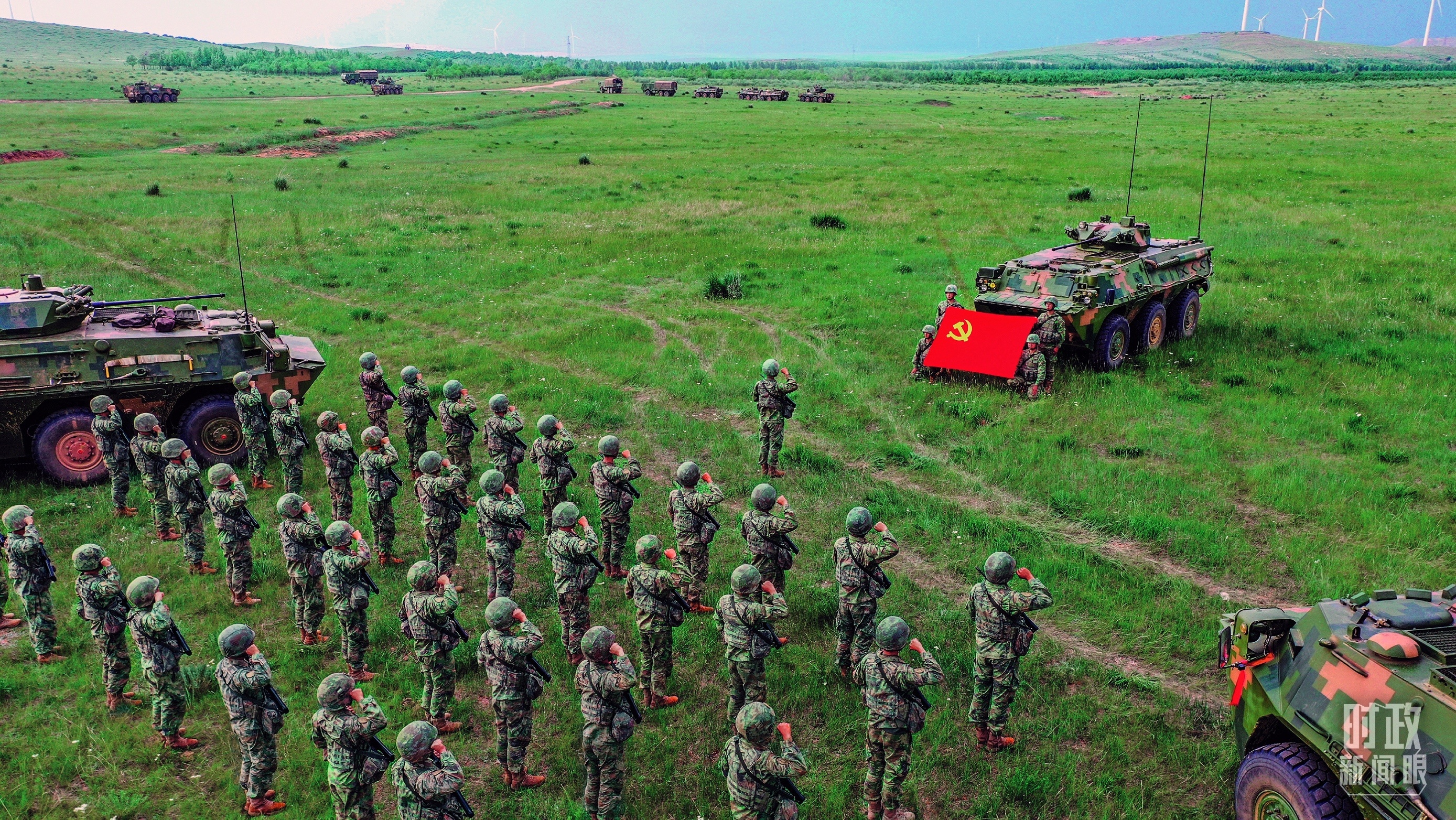 △2025年7月1日，“刘老庄连”组织党员重温入党誓词。（解放军画报谢沅鑫拍摄）