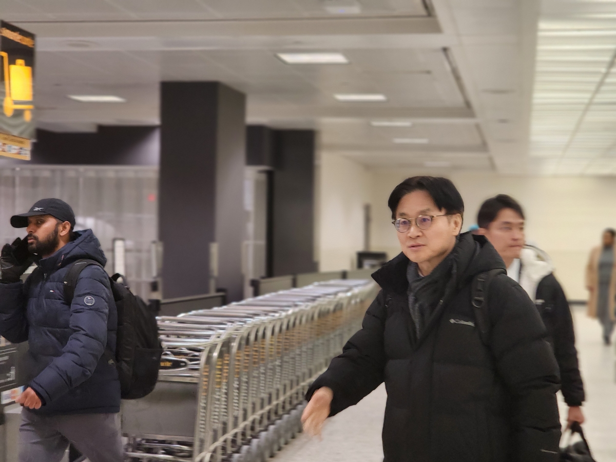 当地时间28日,金正官在杜勒斯国际机场接受韩国记者采访 图源:韩媒报道配图