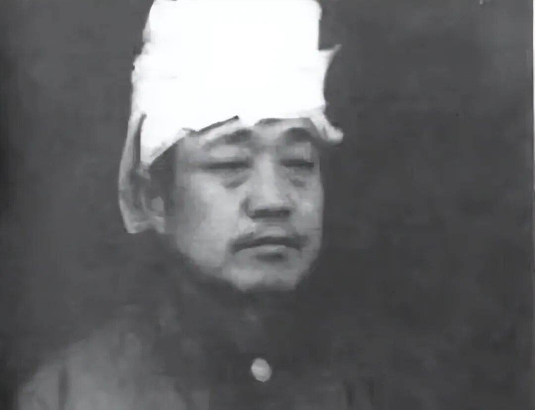 图注：1949年1月10日，杜聿明在河南永城陈官庄张老庄村被俘；被俘后曾以石头自击头部，额头包扎纱布。