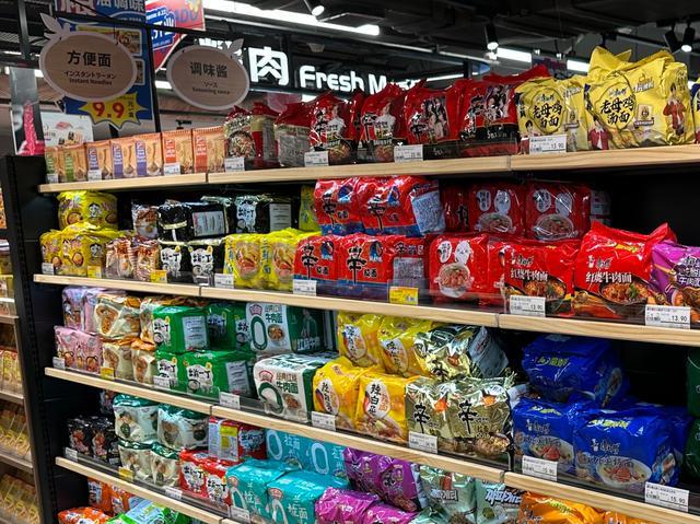 8月22日，北京某超市内，货架上摆放着琳琅满目的方便面。张爽 摄