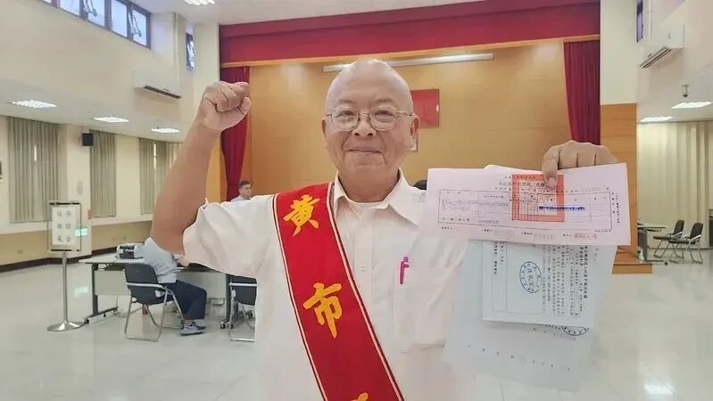 台湾民众“黄宏成台湾阿成世界伟人财神总统”原名黄宏成,曾经过三次改名,这是他第六度投入公职选举,也是第三度挑战嘉义市长。图源:台媒