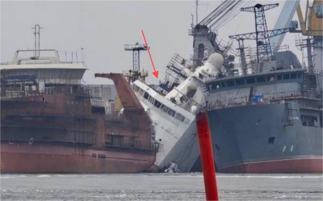 【港内倾倒坐千里的“摇风雪”号】