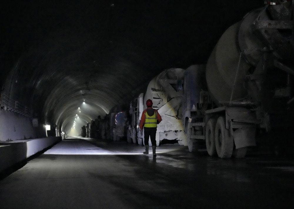 工人们在折多山隧道内巡查。新华社记者刘坤 摄