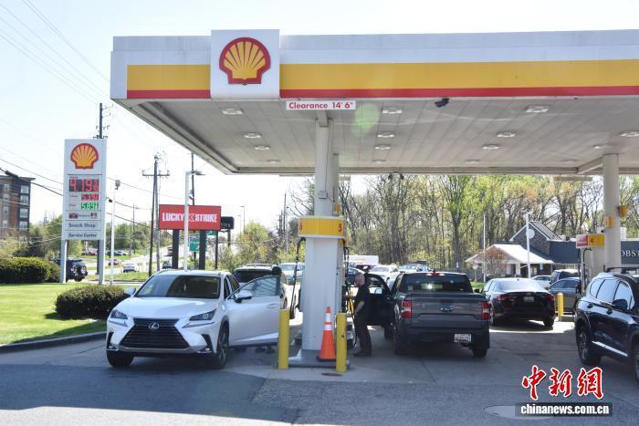 当地时间4月10日，美国密歇根大学公布报告显示，4月美国消费者信心指数降至47.6，是自1952年有记录以来的最低值，低于市场预期。图为美国民众在马里兰州罗克维尔一处加油站加油。 中新社记者 沙晗汀 摄