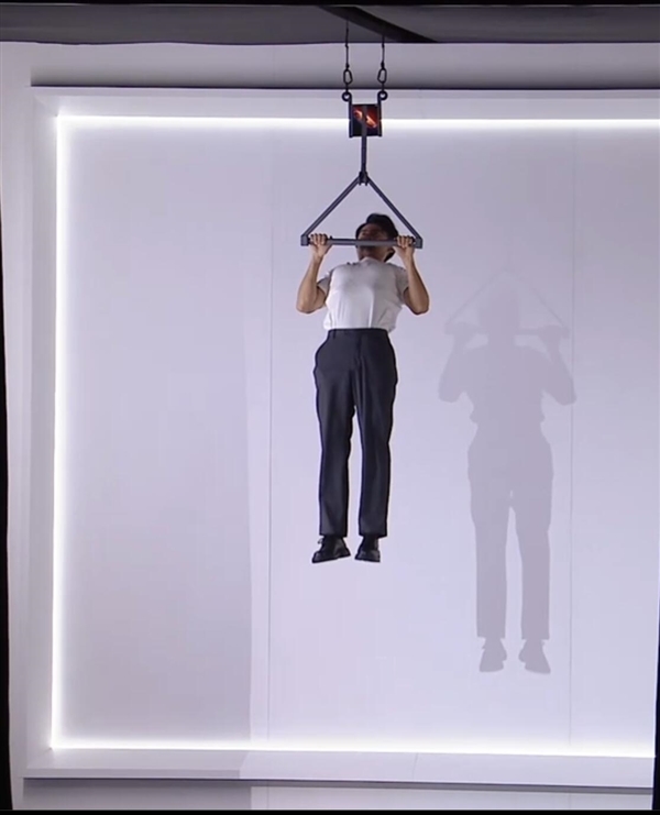 产品经理现场拿荣耀Magic V6做引体向上：折叠屏强度彻底封神