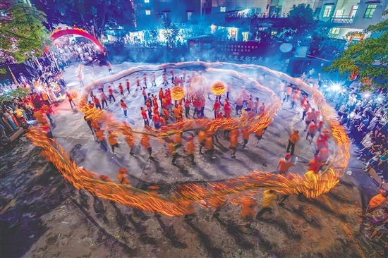 中秋假期,鹤山沙坪楼冲村举行舞香火龙活动,场面壮观。