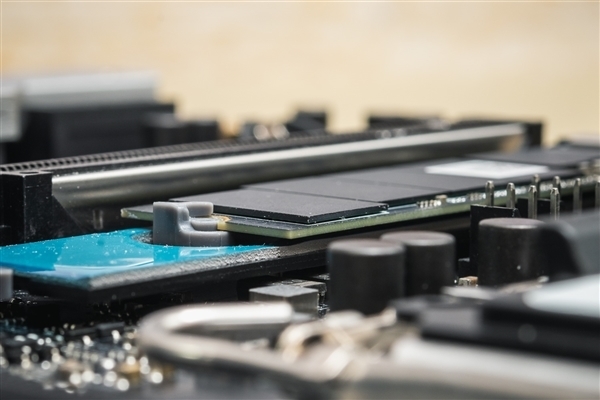一年翻四倍!SSD价格已六连涨