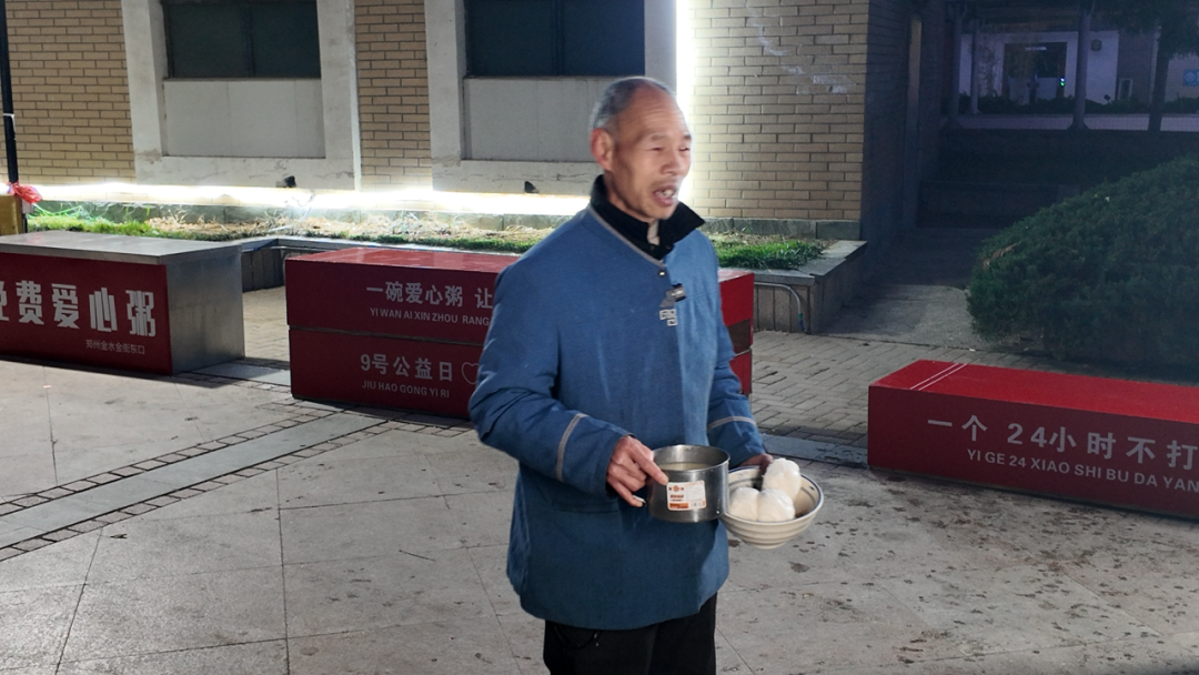 领到早餐的商场保洁员