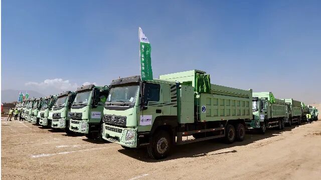 在埃塞俄比亚比绍夫图国际机场工地上的中国电动重卡 （新华社图）