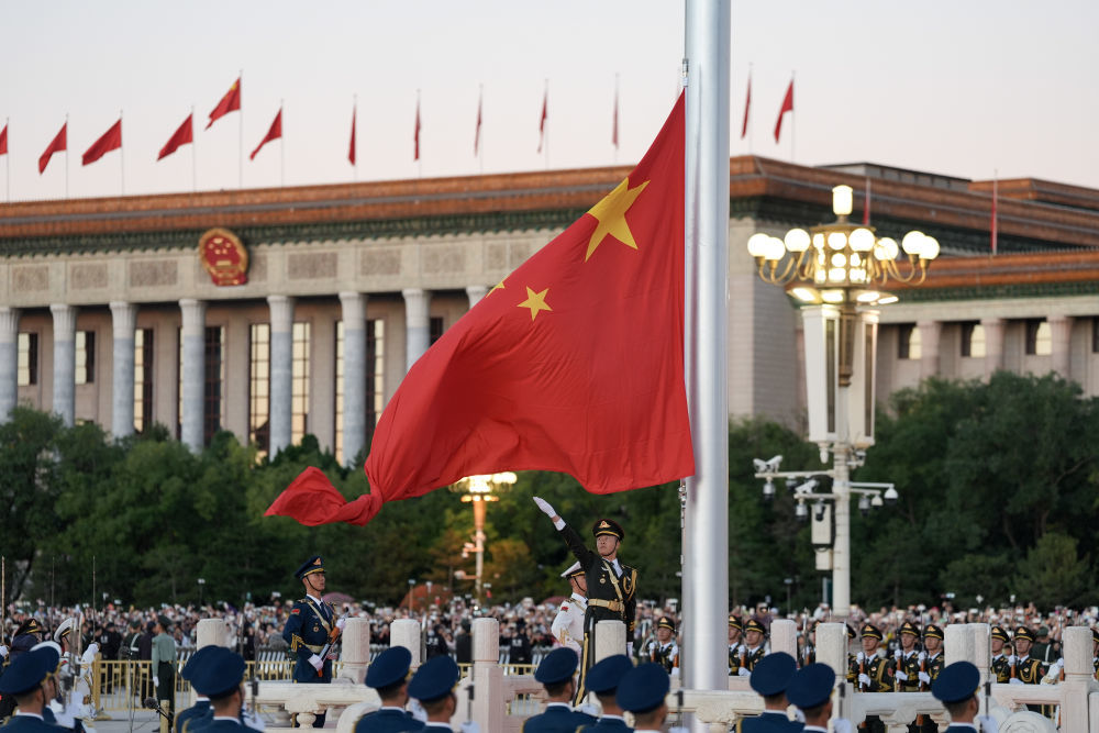 10月1日清晨,隆重的升国旗仪式在北京天安门广场举行,庆祝中华人民共和国成立77周年。新华社记者 谢晗 摄