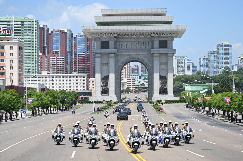 当地时间6月8日中午,中共中央总书记、国家主席习近平乘专机抵达平壤,开始对朝鲜进行国事访问。新华社记者 谢环驰 摄