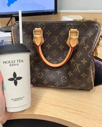 LV起诉茉莉奶白，称其商标与自身产品一花卉图形高度相似 图源：“中国新闻网”微信公众号