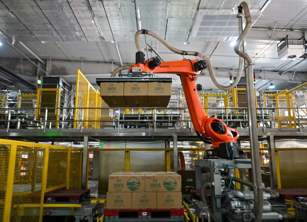 2月9日拍摄的天津海河乳品有限公司智能工厂内一景。新华社记者 赵子硕 摄