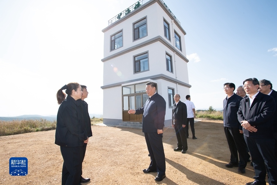 2021年8月23日,习近平在塞罕坝机械林场月亮山考察时,亲切看望护林员刘军、王娟夫妇。