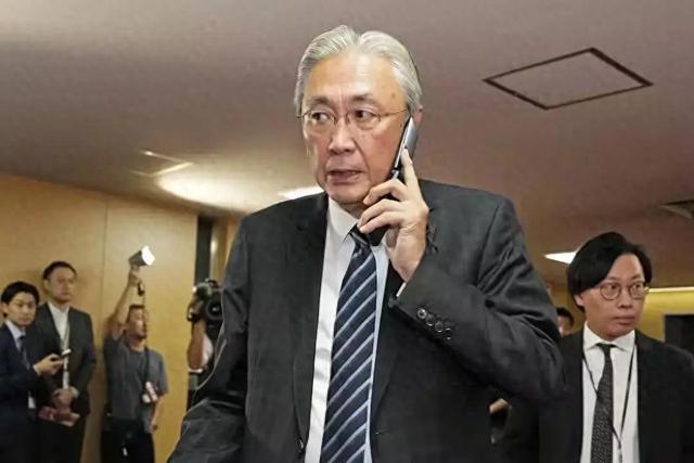 奉陪到底，外交部宣布动手，高市军师遭制裁，日方急求中国派人谈