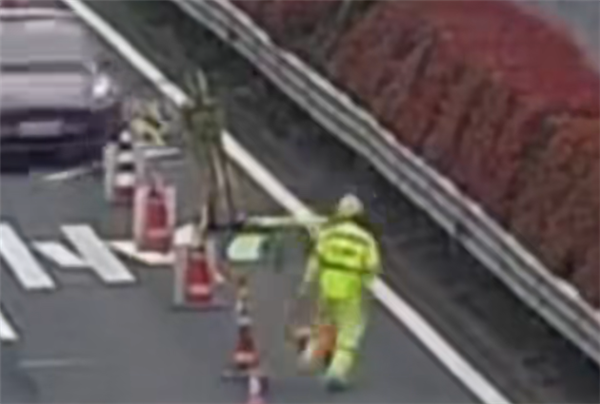 连撞6个锥桶+擦身施工员!特斯拉辅助驾驶失控 客服称低矮物难识