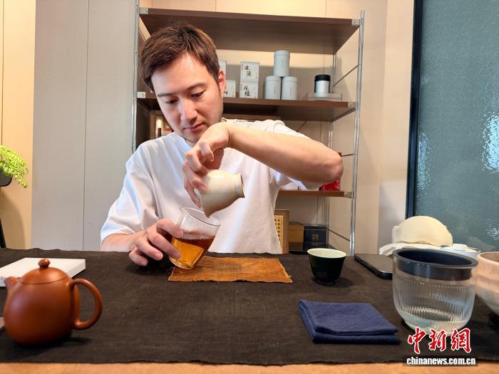 7月24日，陈钰澍在“小茶原”茶馆泡茶。　中新社记者 马芙蓉 摄