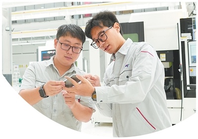 原点智能生产车间里,两名联合培养学生正在查看纹理模具。