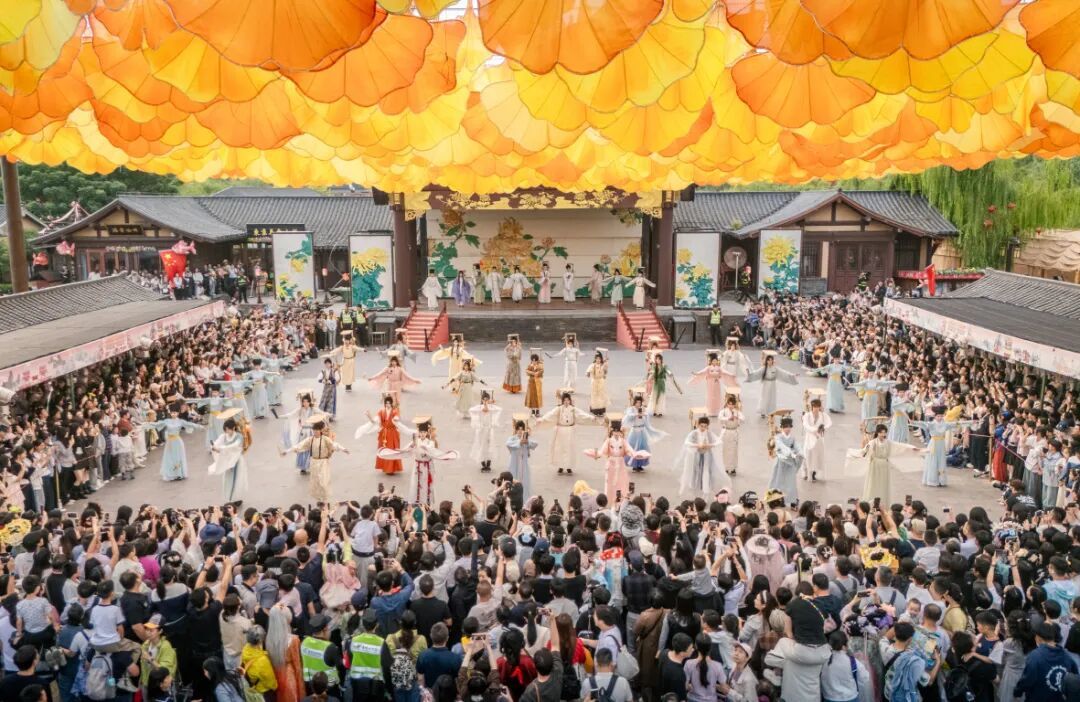 10.3 袁航 枫叶巡游人多--3.jpg