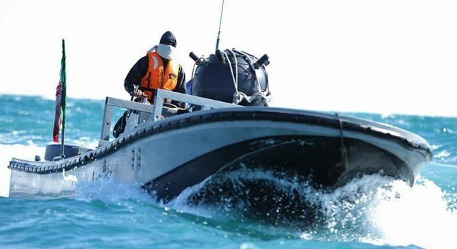 伊朗在演习中动用快艇布设水雷。