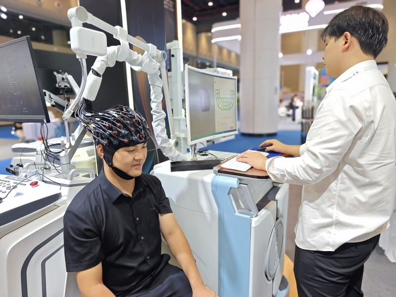 2025年9月4日，第十七届中国生物产业大会在武汉光谷科技会展中心举行，脑机-光磁联结开诱掖东谈主瞩目。 IC Photo